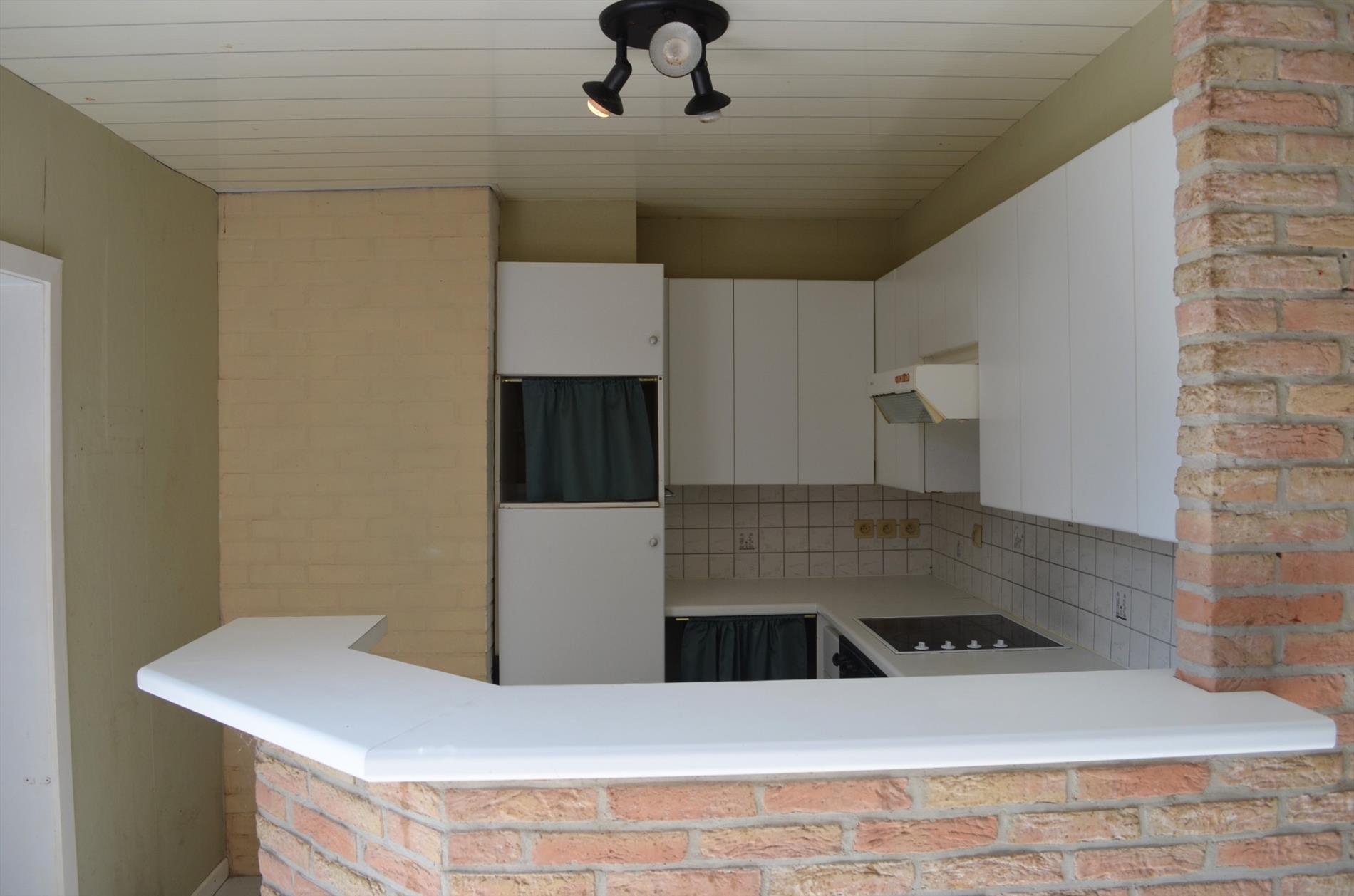 Te renoveren half open bebouwing gelegen te Bassevelde. 