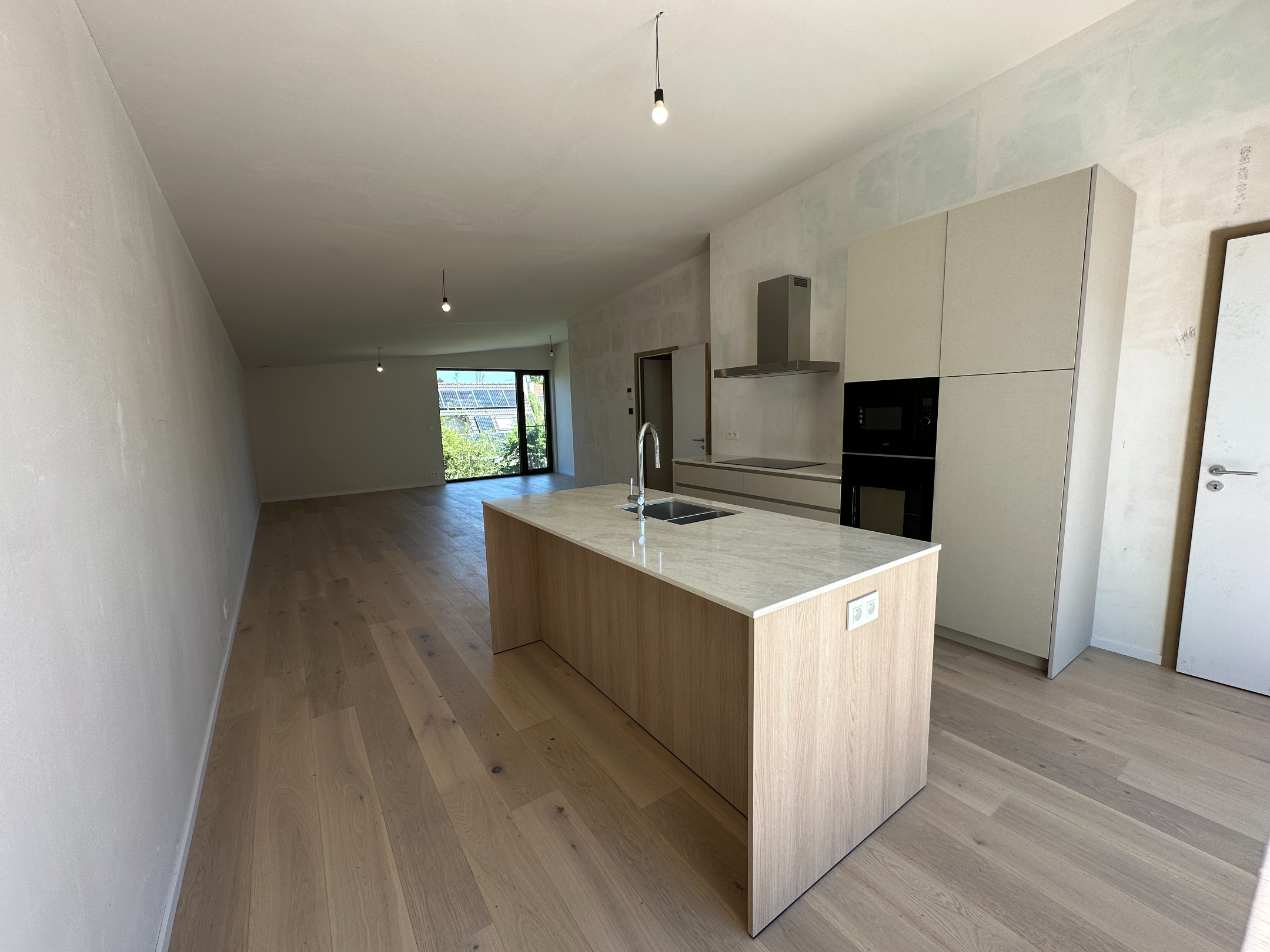 Exclusieve nieuwbouwwoning met 3 slaapkamers, ruime garage en zonnige terrassen op een rustige ligging in Knokke. 