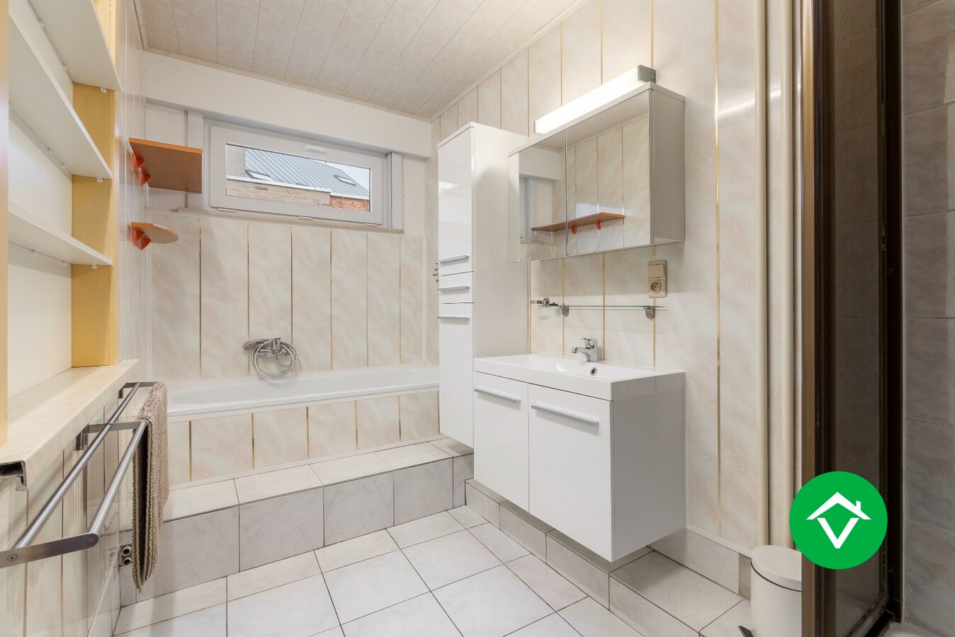 Veelzijdig handelspand met woonst en twee verhuurde appartementen in centrum Aartrijke 