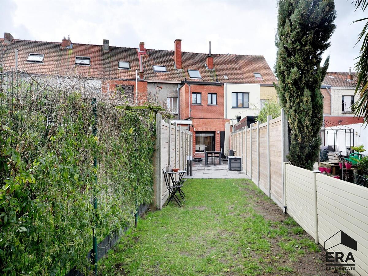 Dé ideale stadswoning. Gelegen in brede, doodlopende straat nabij UZ. 