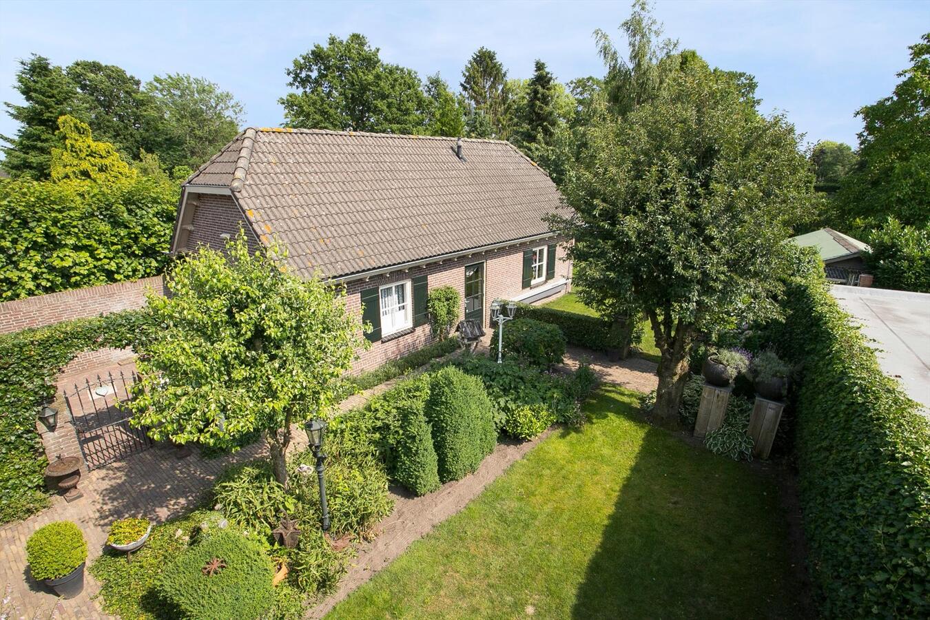 Vrijstaande woning met grote garage, 4 slaapkamers en ruime zolderverdieping. 