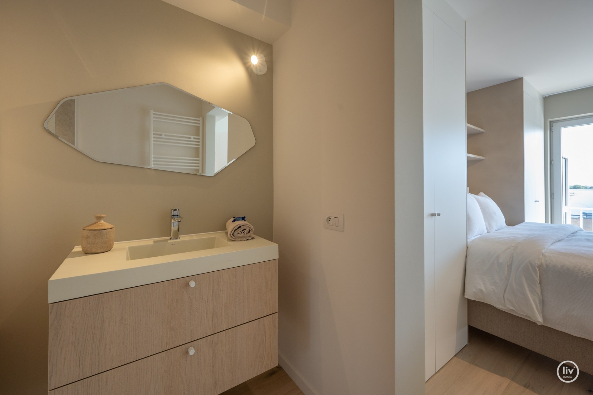 Appartement entièrement rénové et élégant au cœur de Knokke dans la Lippenslaan. 