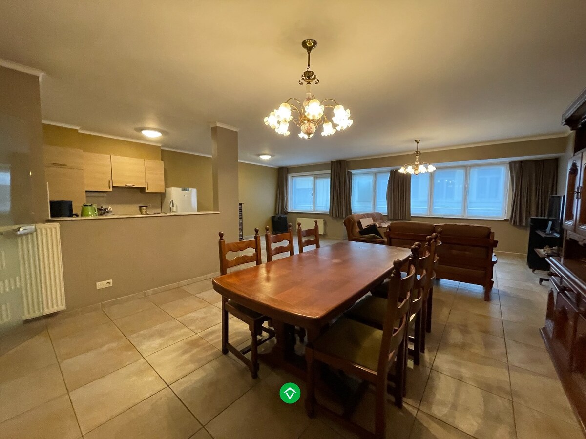 Ruim appartement (117 m²) met 2 slaapkamers, terras en garage in centrum Roeselare! 