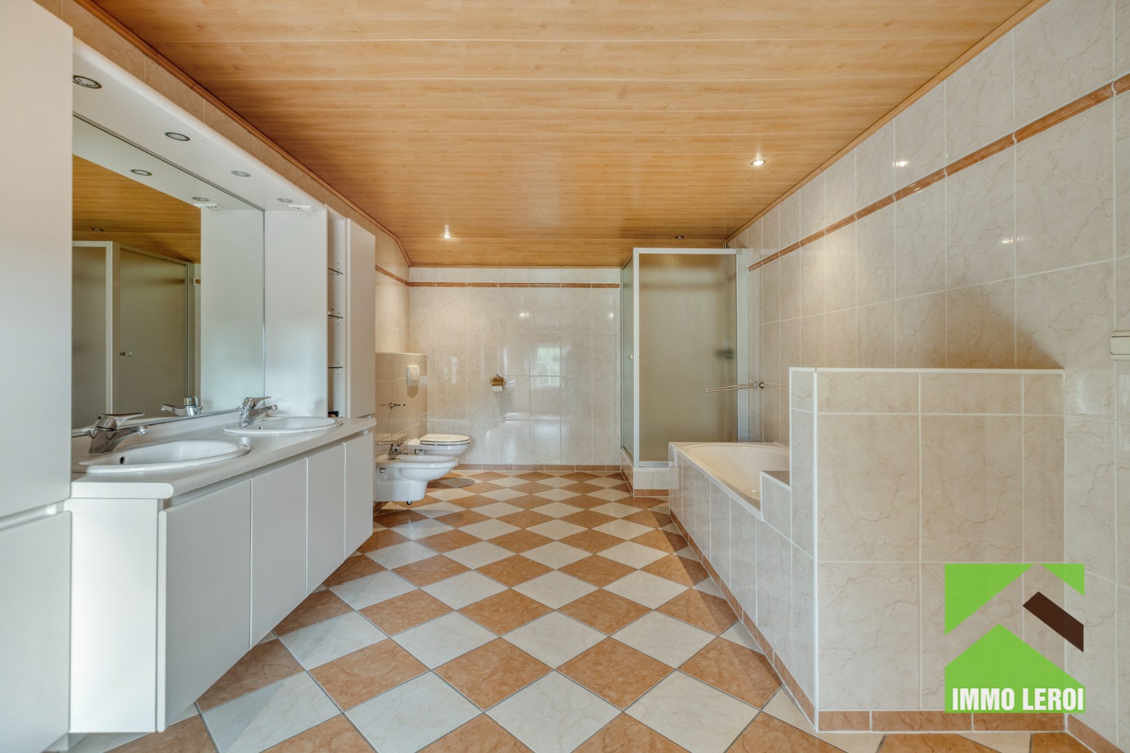 Badkamer met bad en douche