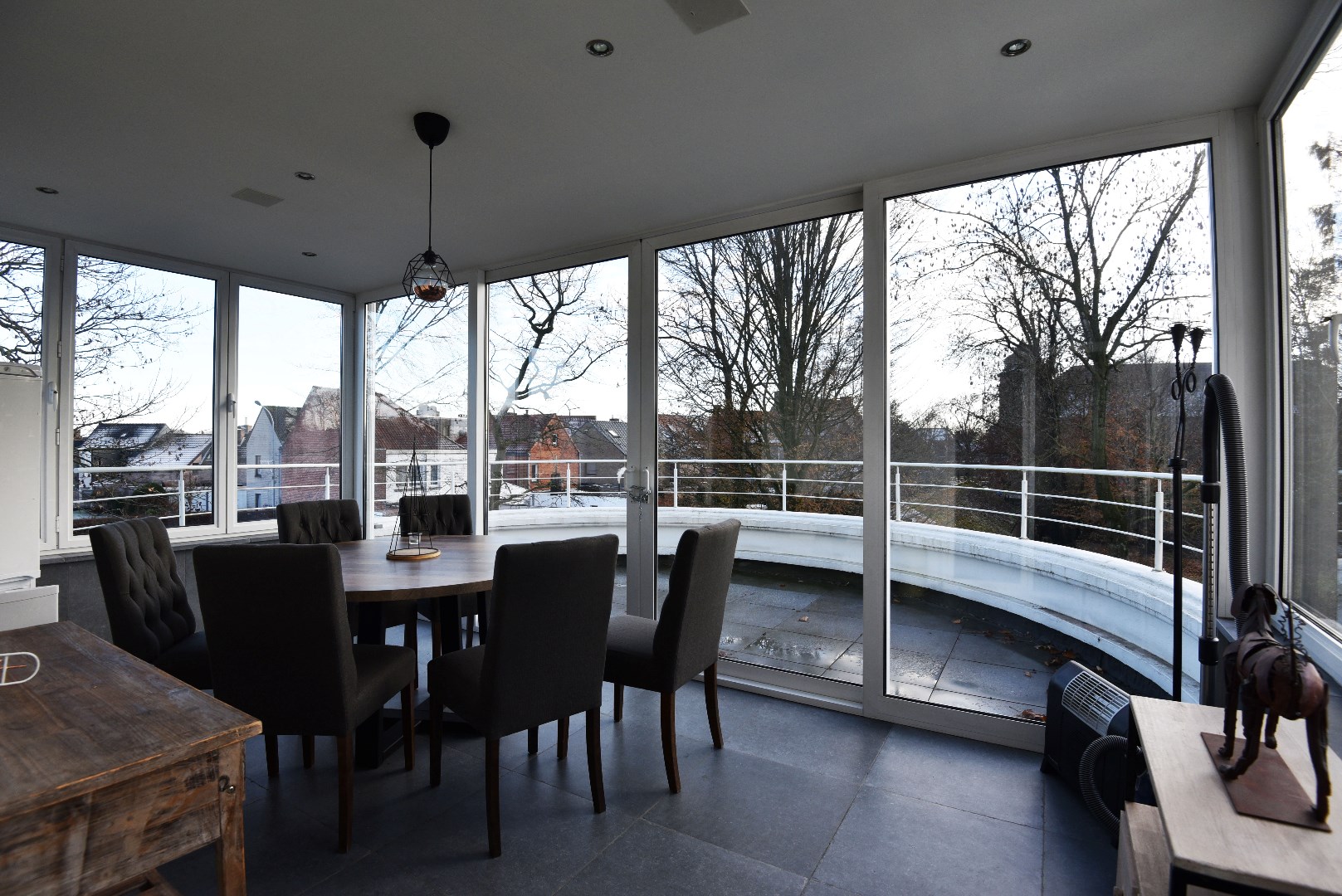 Ruim stijlvol app. met 3 slpks, parkeermogelijkheden en sauna te Adegem 