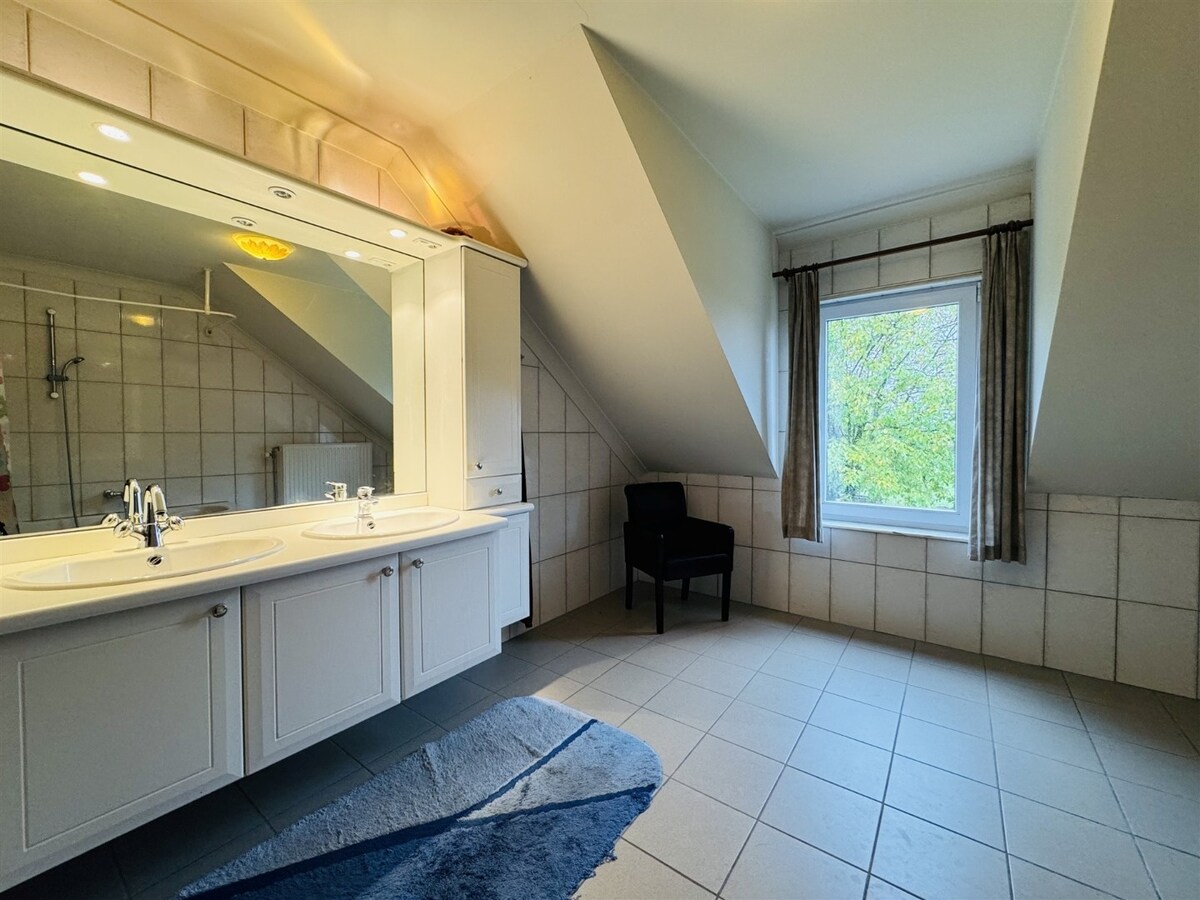 Unieke hoeve met woonst, 3 appartementen en paardenstallen op een ruim perceel van ca 1,2ha te Dilsen-Stokkem 