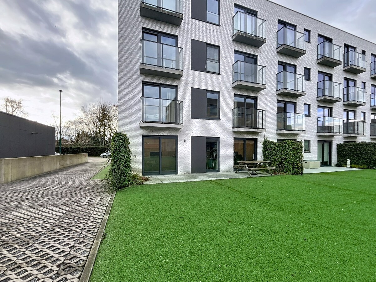 Commercieel kantoor op toplocatie in Aalter met 5 bureau ruimtes 