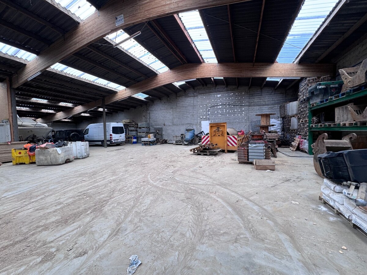 Ruime loods in de dorpskern van Oostkerke (Diksmuide) 