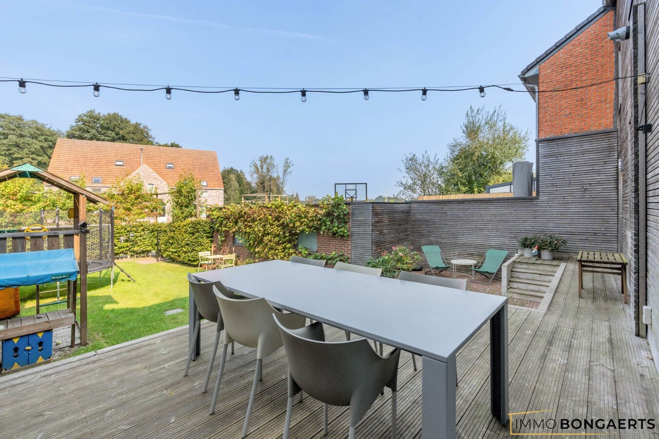 Ruime woning met garage, tuin en drie slaapkamers 