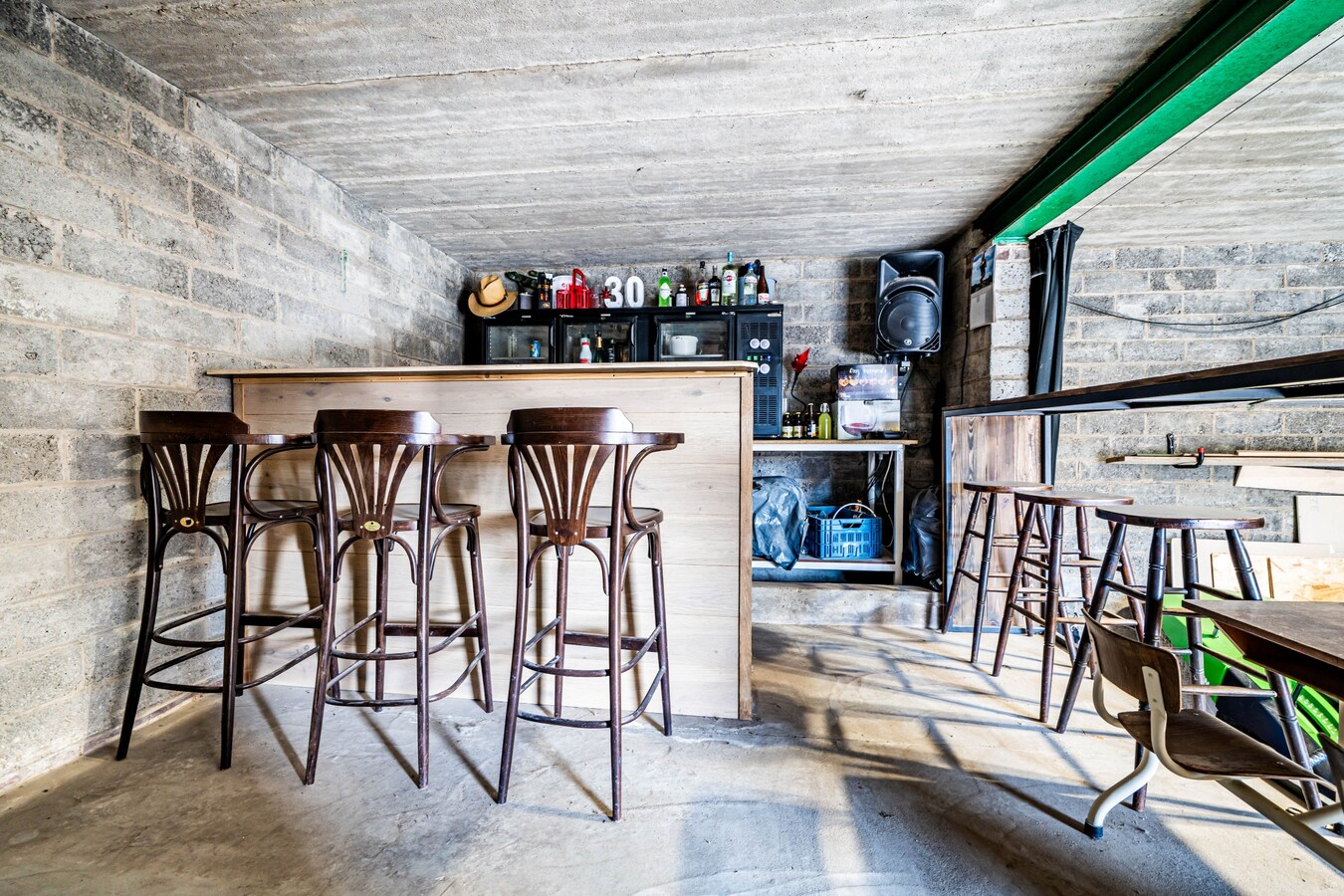 Gezinswoning met ruime opslagplaats en carport in het centrum van Ouwegem 