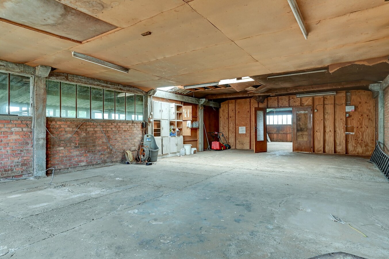 Ruime woning met werkplaats op een perceel van circa 30 are 