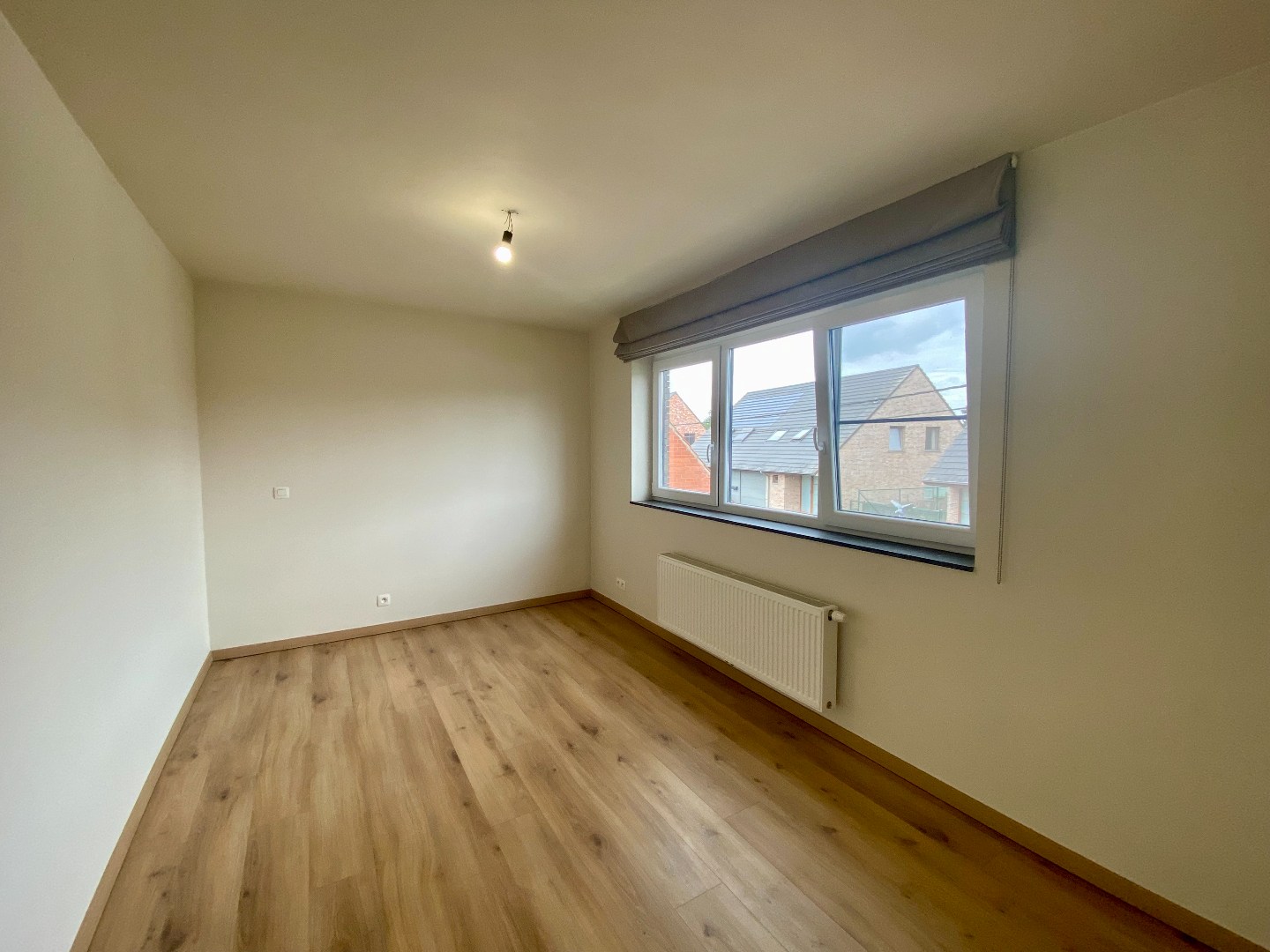Ruime en recente halfopen bebouwing met 3 slaapkamers, carport en ruime tuin 
