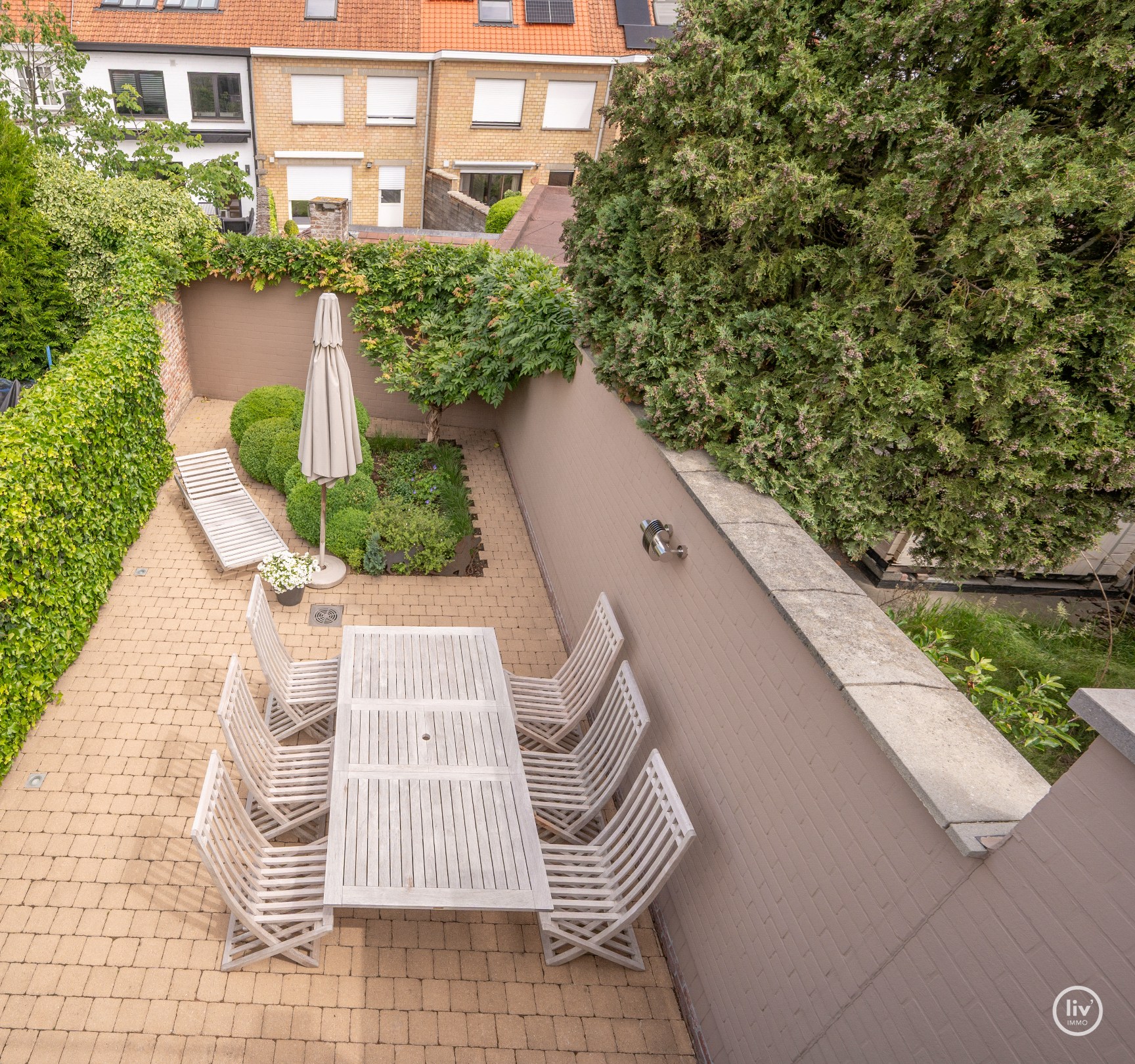 Fraaie bel-étage woning in het centrum van Knokke met Schoonheidssalon op het gelijkvloers. 