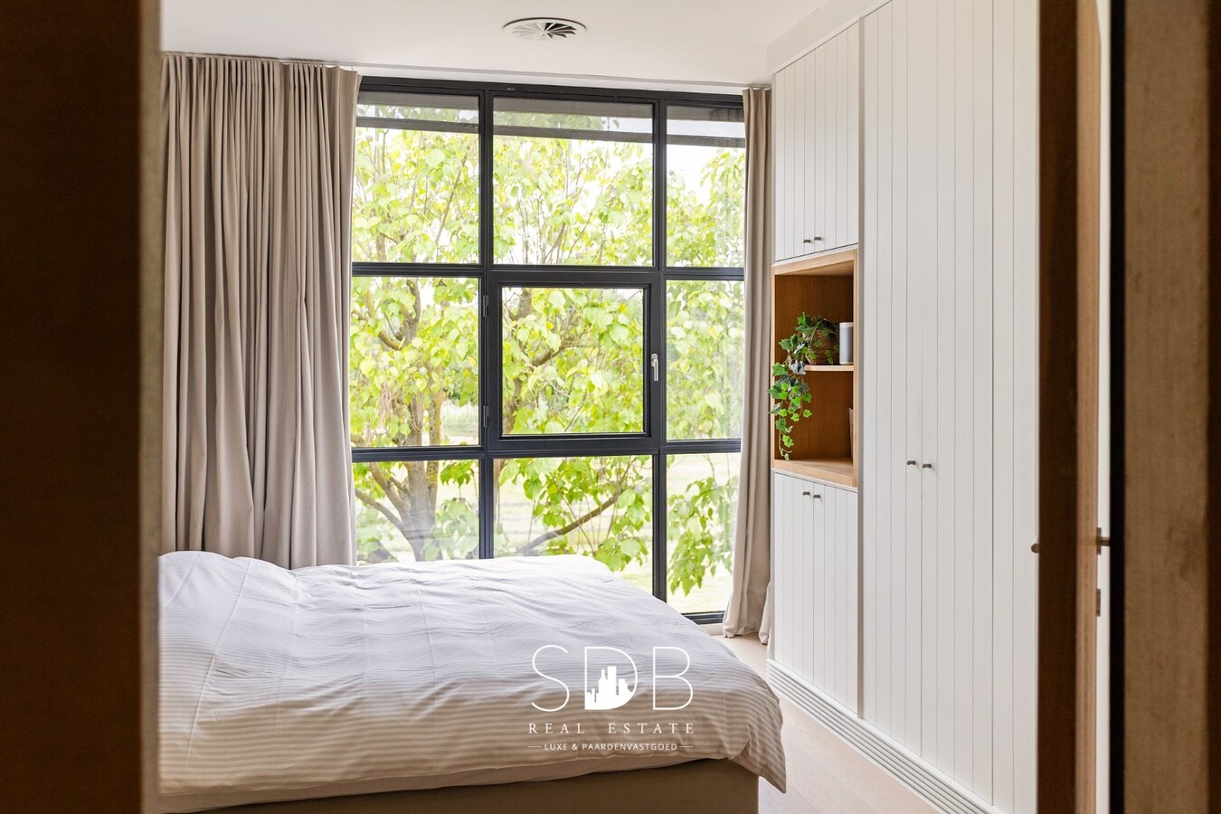 Prachtige villa met hippische accommodatie en graslanden op +/- 9 ha 