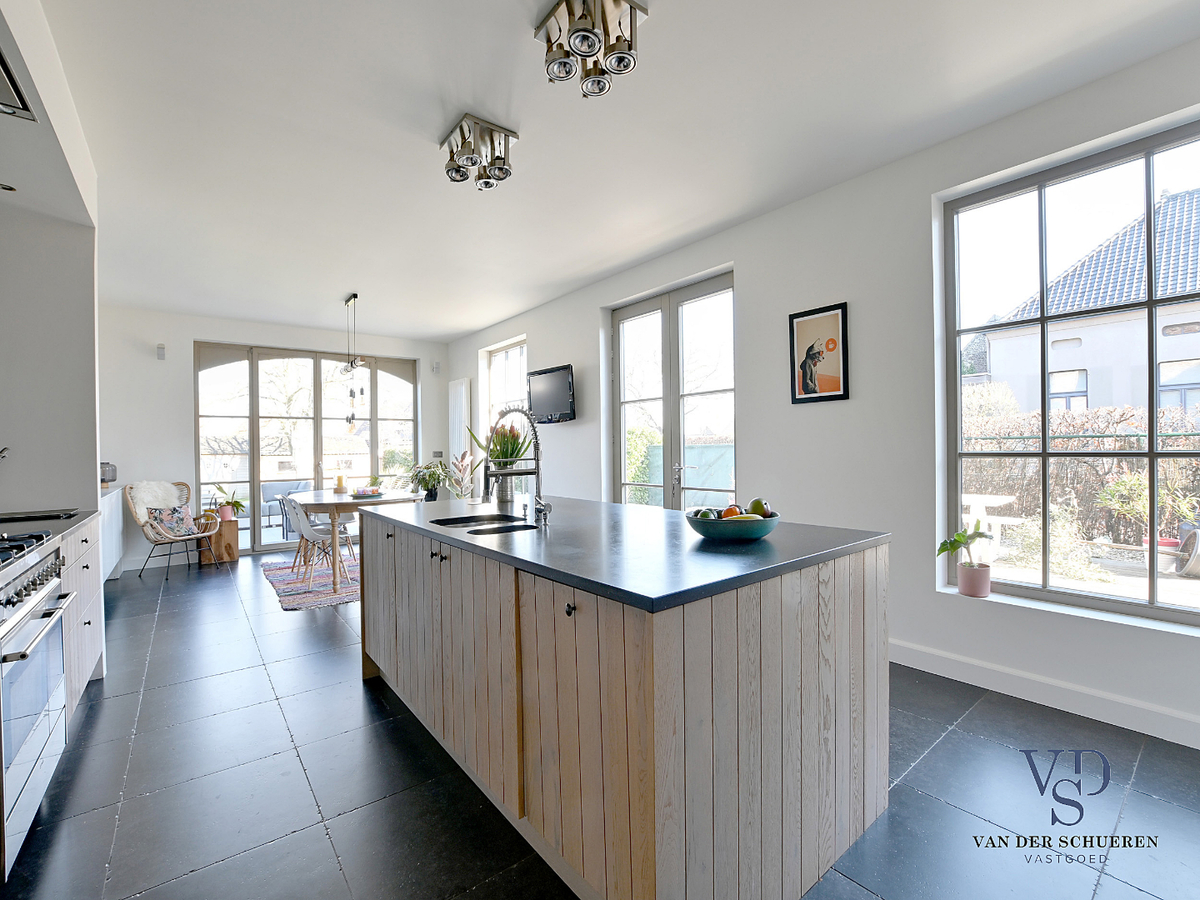 Prachtig gerenoveerde Herenwoning met zwembad te Gavere. 