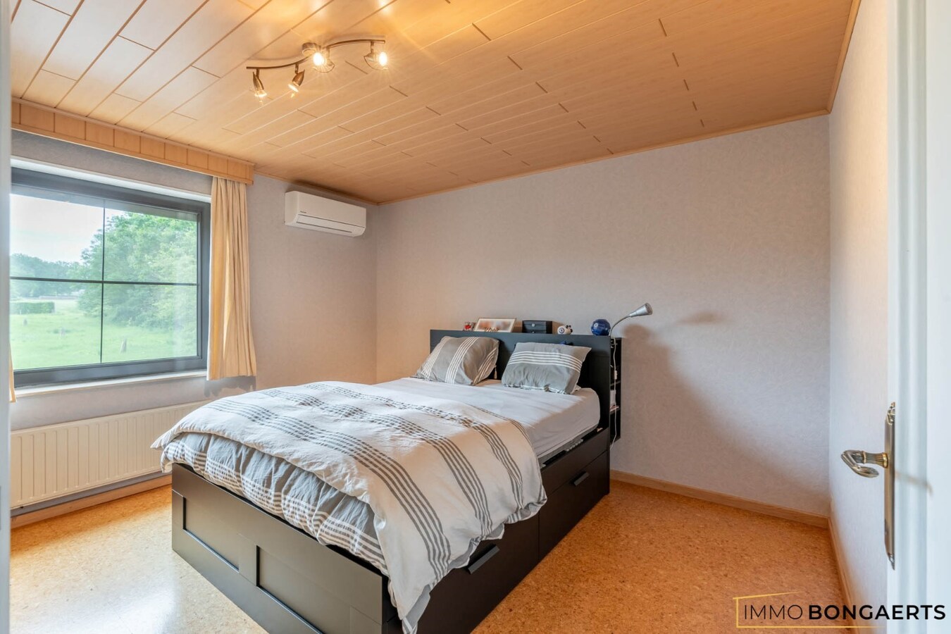 Ruim appartement met 3 slaapkamers en garage. 