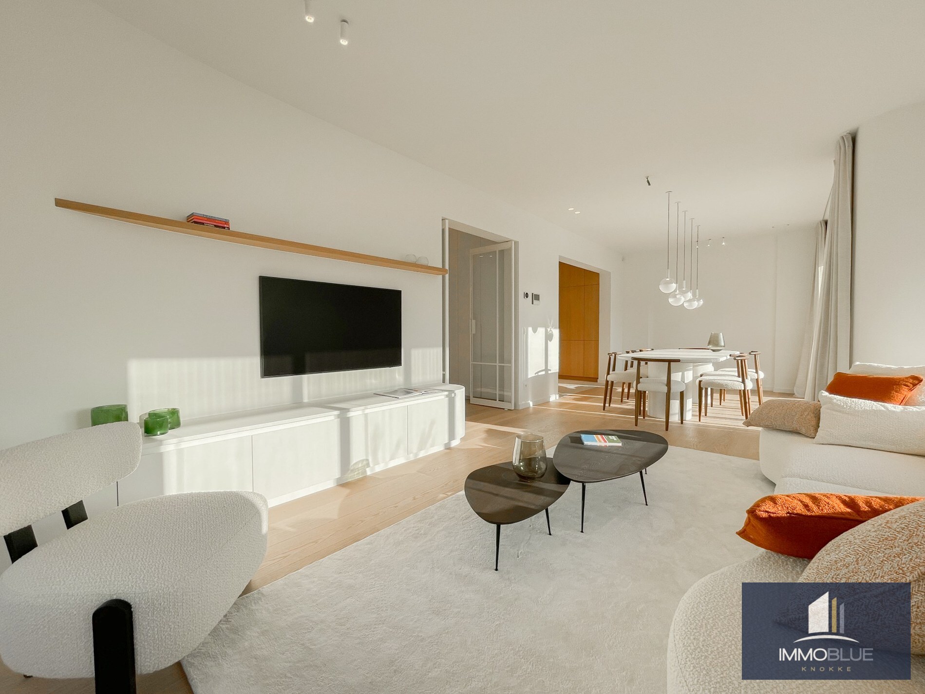 Exclusieve villa: Uitzonderlijk volledig gerenoveerde villa met frontaal zeezicht. 