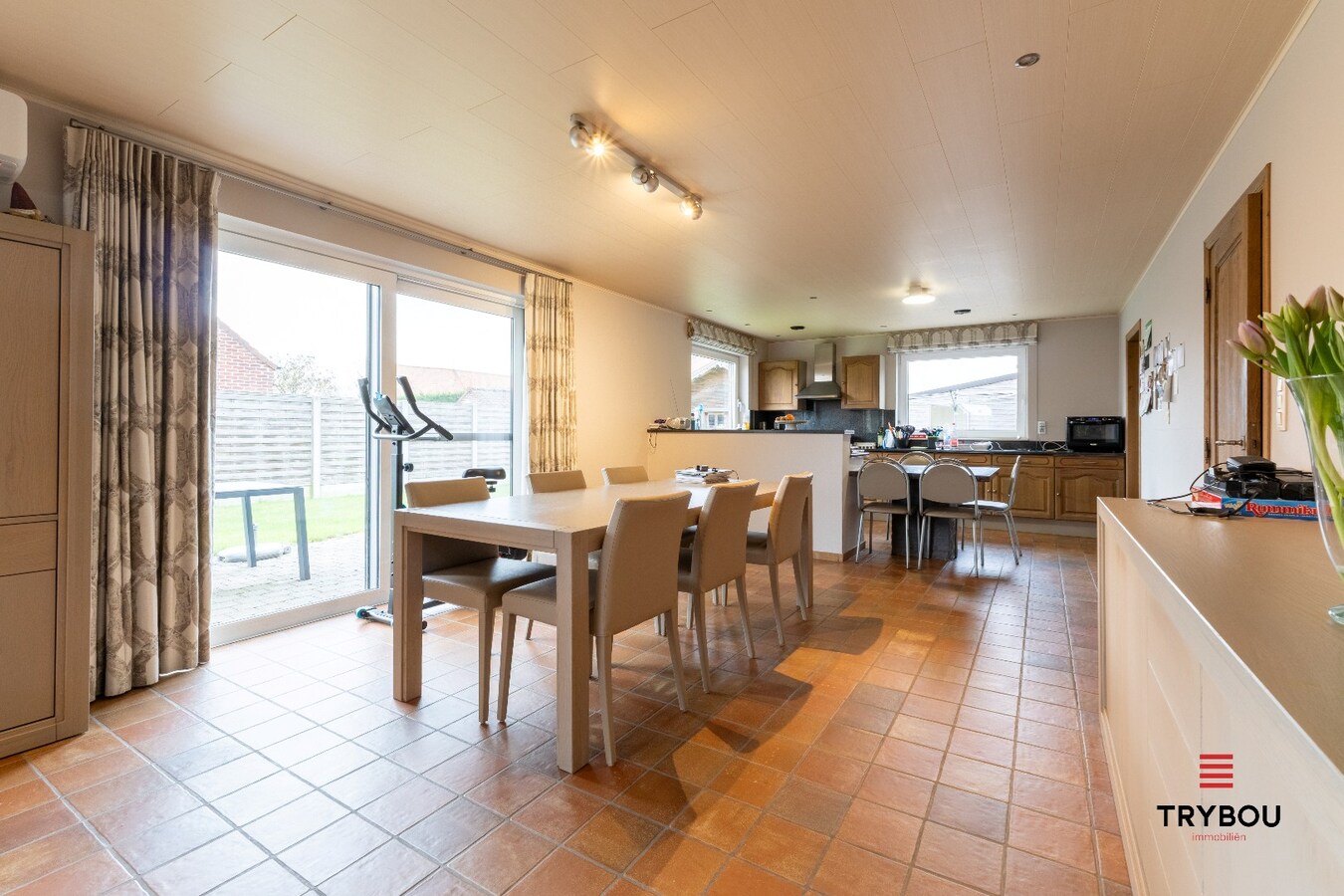 Instapklare gezinswoning met ruime tuin en dubbele garage in Poelkapelle 