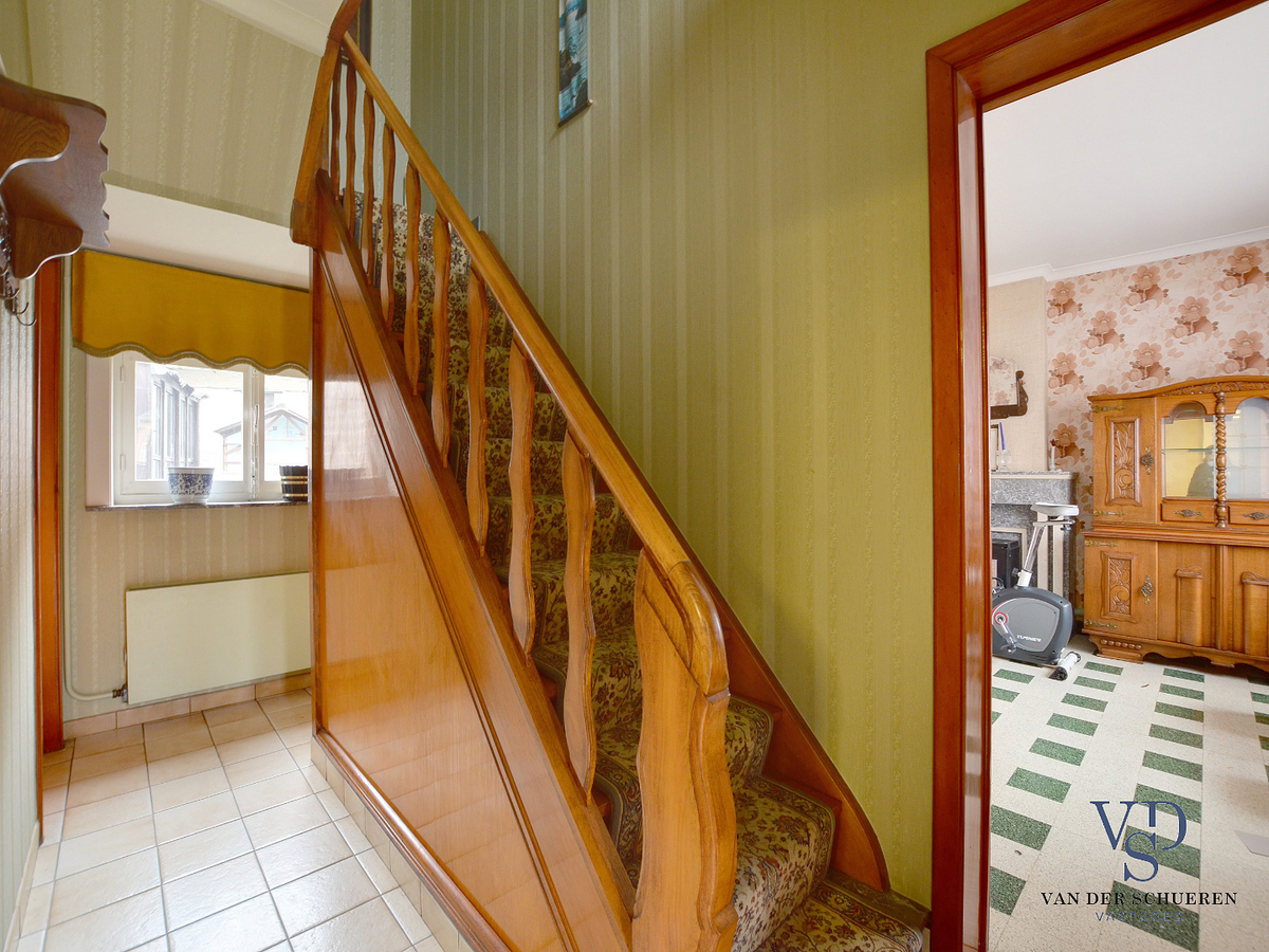 Stevige woning met karaktervolle stallingen in hartje Dikkelvenne. 