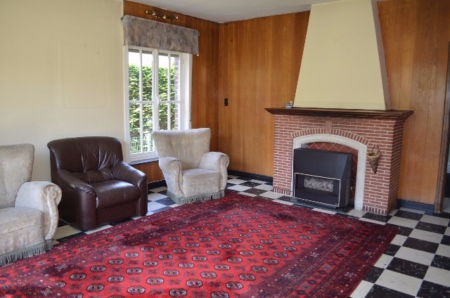 Te strippen / nieuw te bouwen woning en bijgebouwen op 906m² commercieel gelegen te Eeklo 