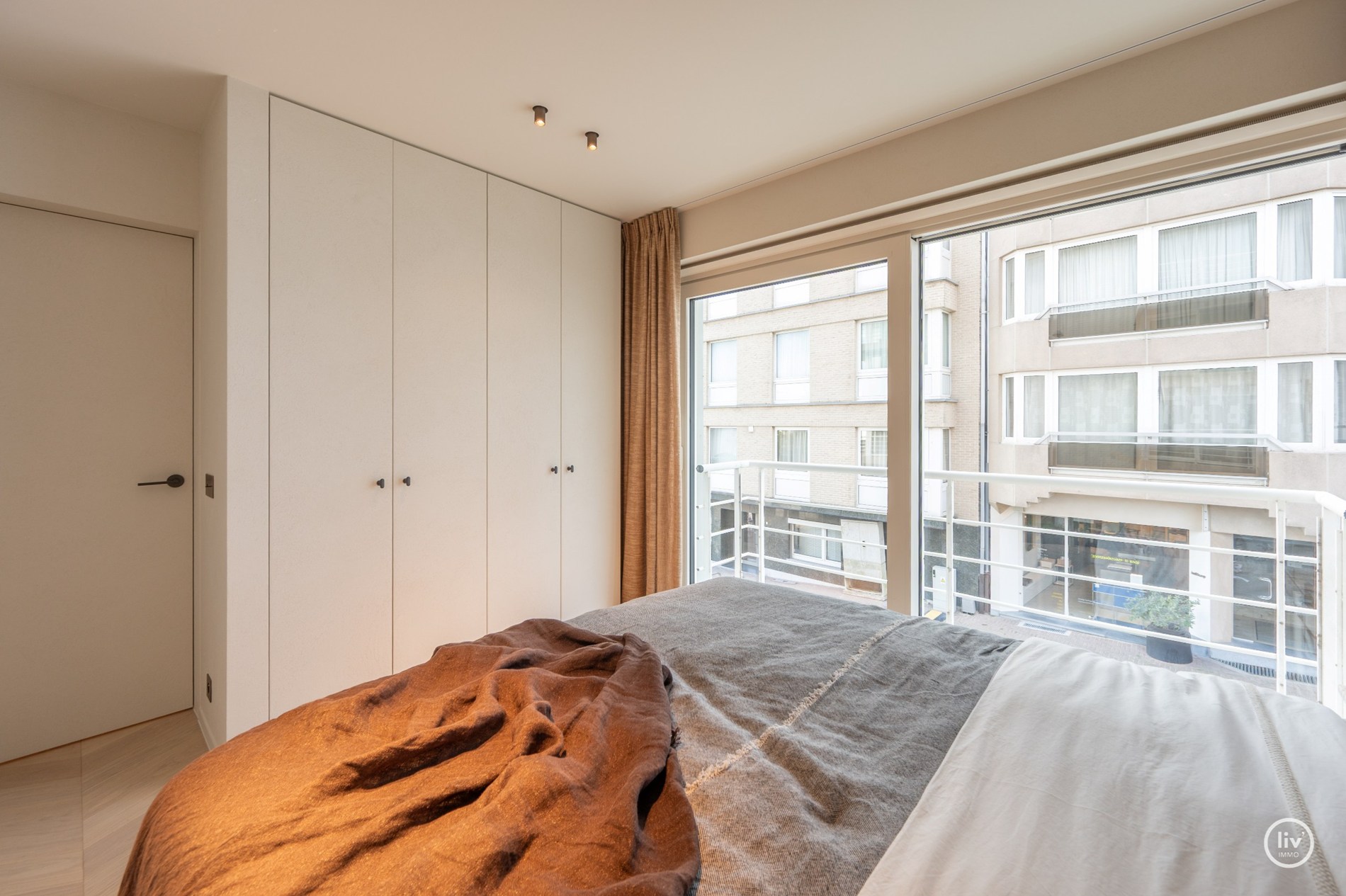 Volledig en subliem gerenoveerd zuid-west georiënteerd hoekappartement in een prestigieuze villaresidentie in het hart van het Zoute. 