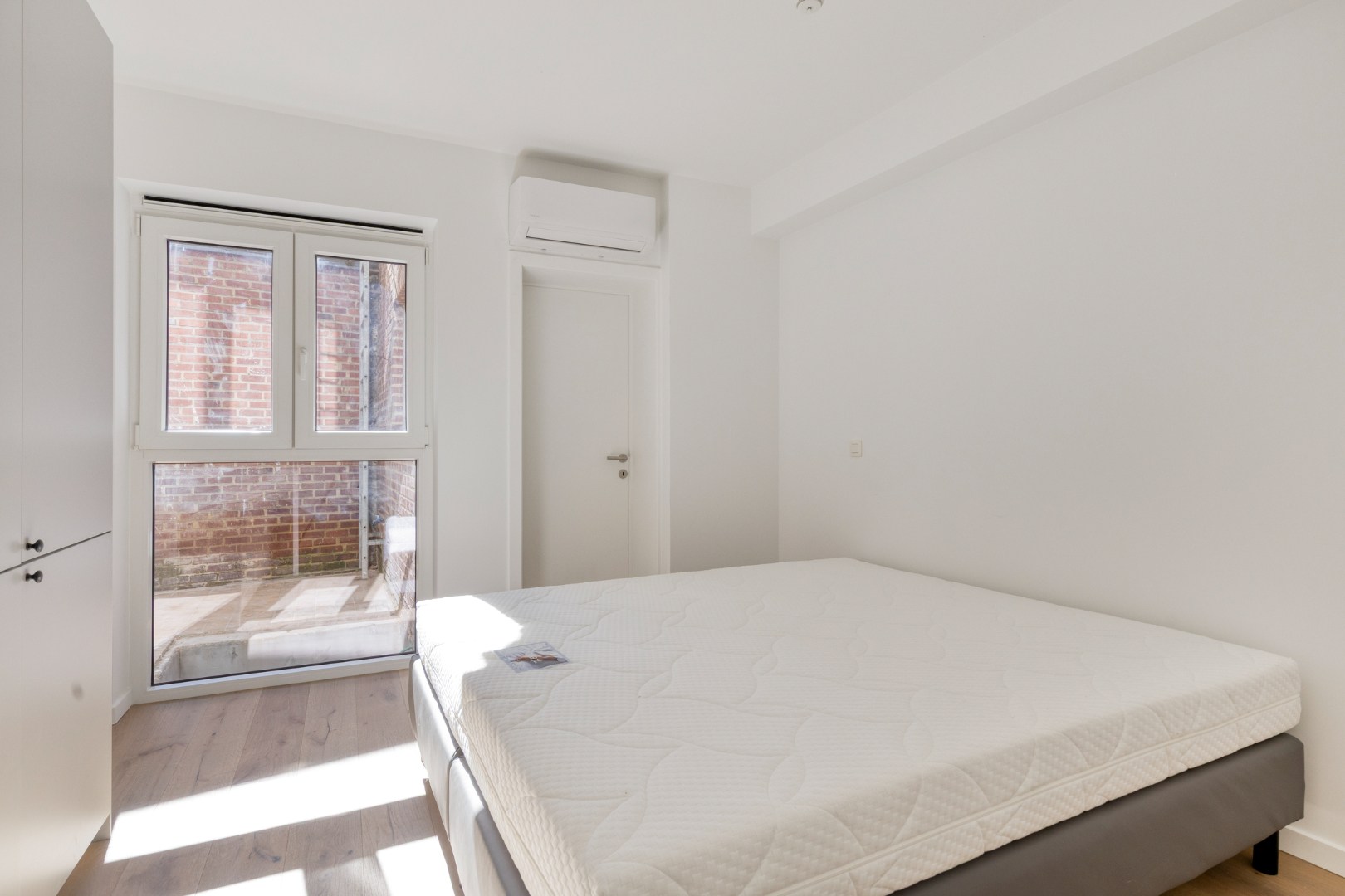 Volledig gerenoveerd en bemeubelde appartement met slaapkamer en bureau en terras in centrum Leuven! 