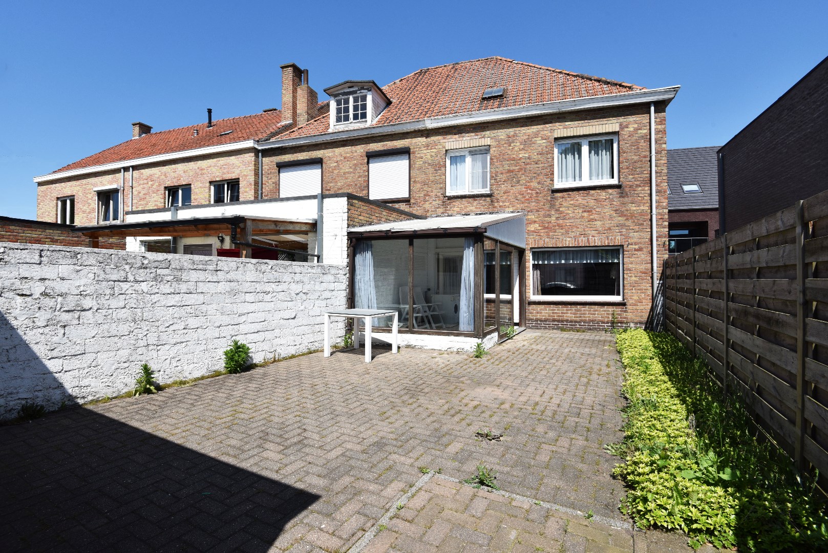 Halfopen bebouwing in hartje Adegem 