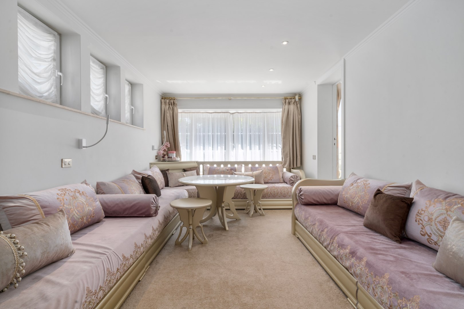 Stijlvolle villa met 5 slaapkamers op mooi perceel van 1325m² 