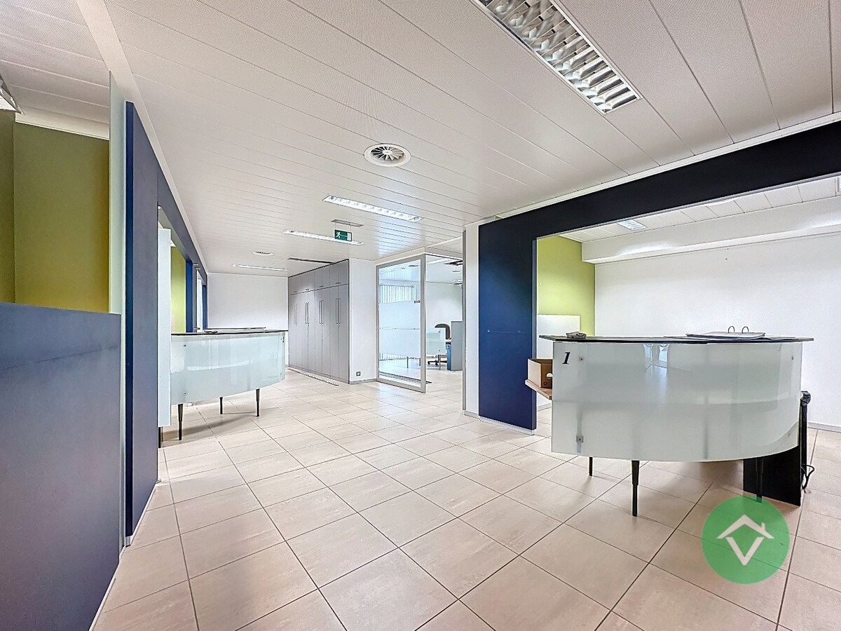 Commerciële toplocatie in Vleteren met burelen, vergaderruimtes en parking 