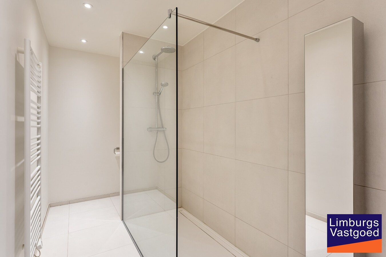 Exclusief penthouse met ruim terras, 2 slpk, dubbele autostaanplaats, centrum Genk 