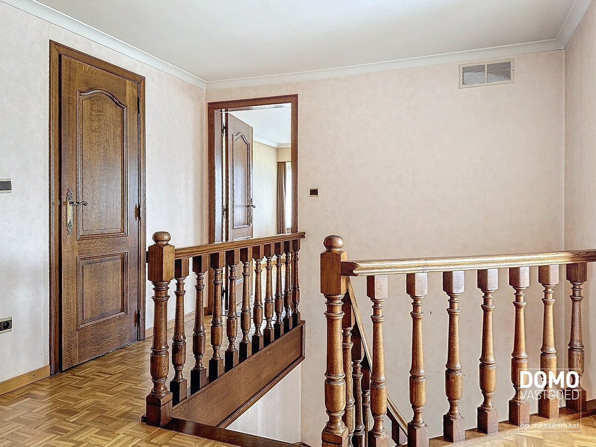 Ruime open bebouwing woning met afgesloten tuin te Kermt. 