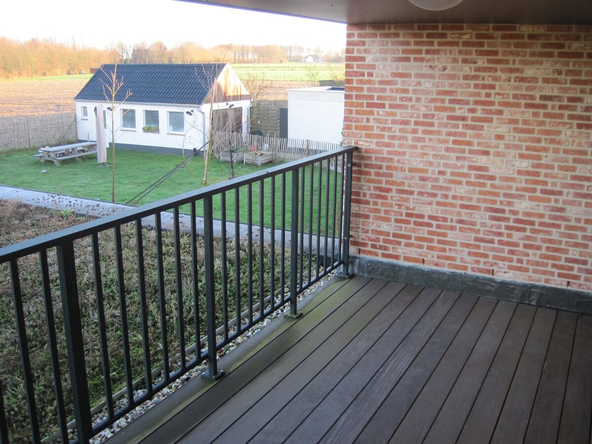 Eigentijds duplex-appartement. Geen vaste kosten !! 