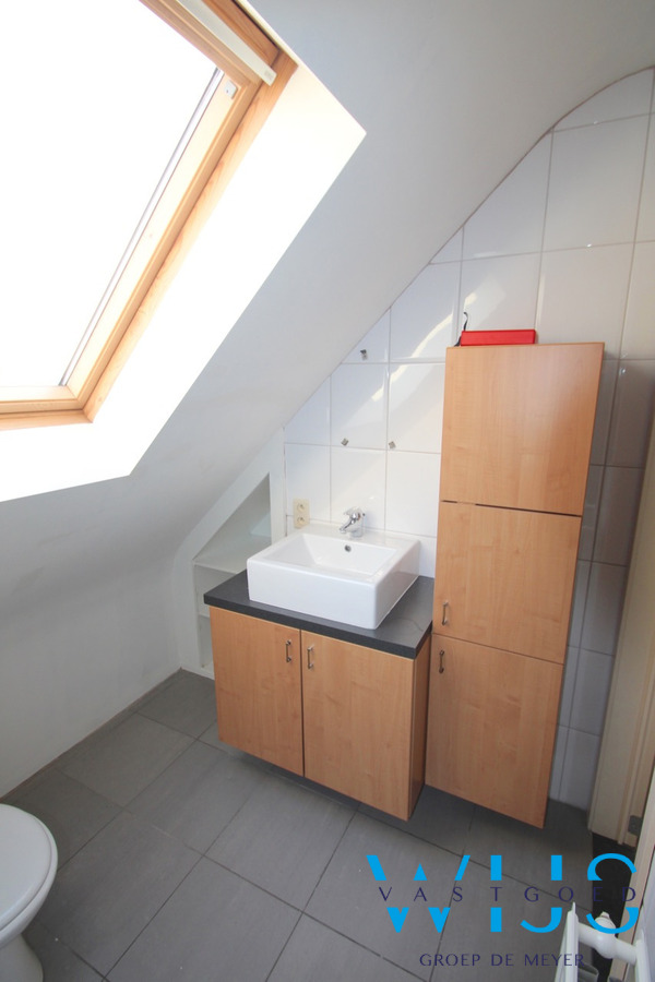 Zeer ruim lichtrijk appartement met 4 slaapkamers ! 