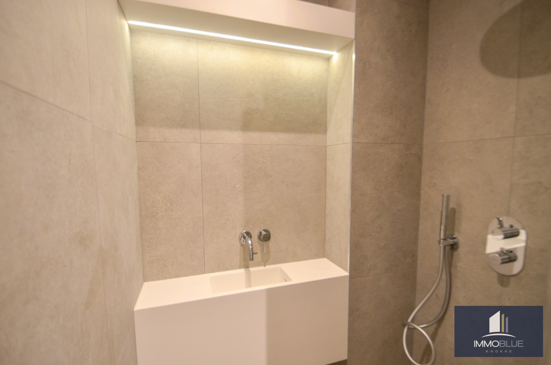 Appartement intemporel, récemment entièrement rénové, avec vue latérale sur la mer, situé au Zoute. 