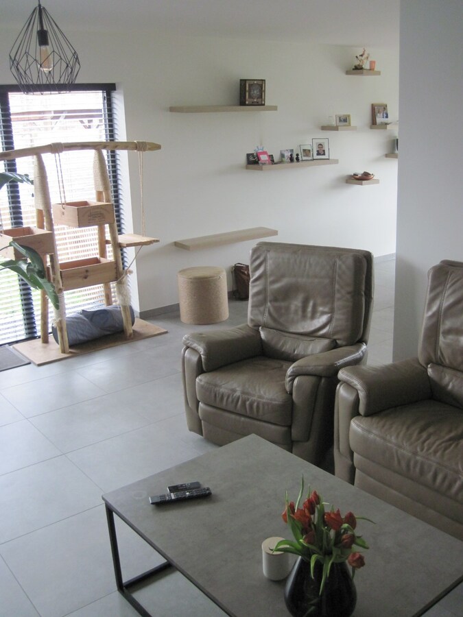 Eigentijdse Half Open Bebouwing met tuin en terras. 