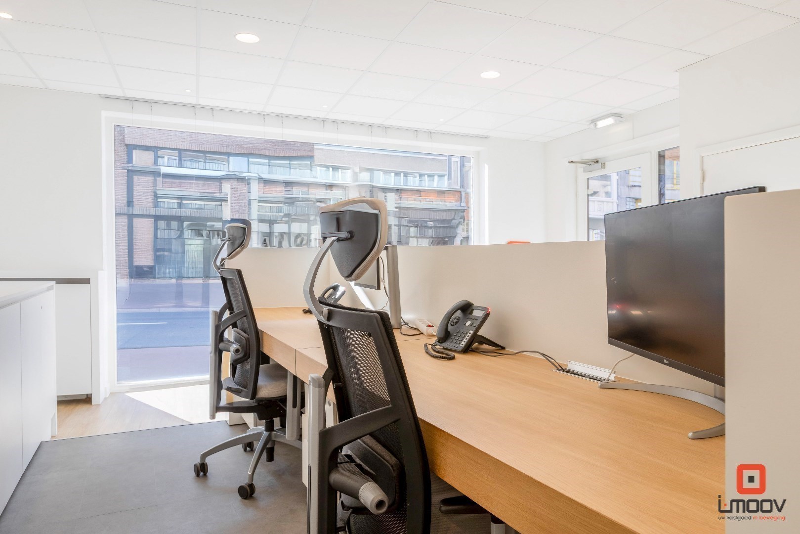 Modern en lichtrijk kantoor op commercieel gunstige locatie 