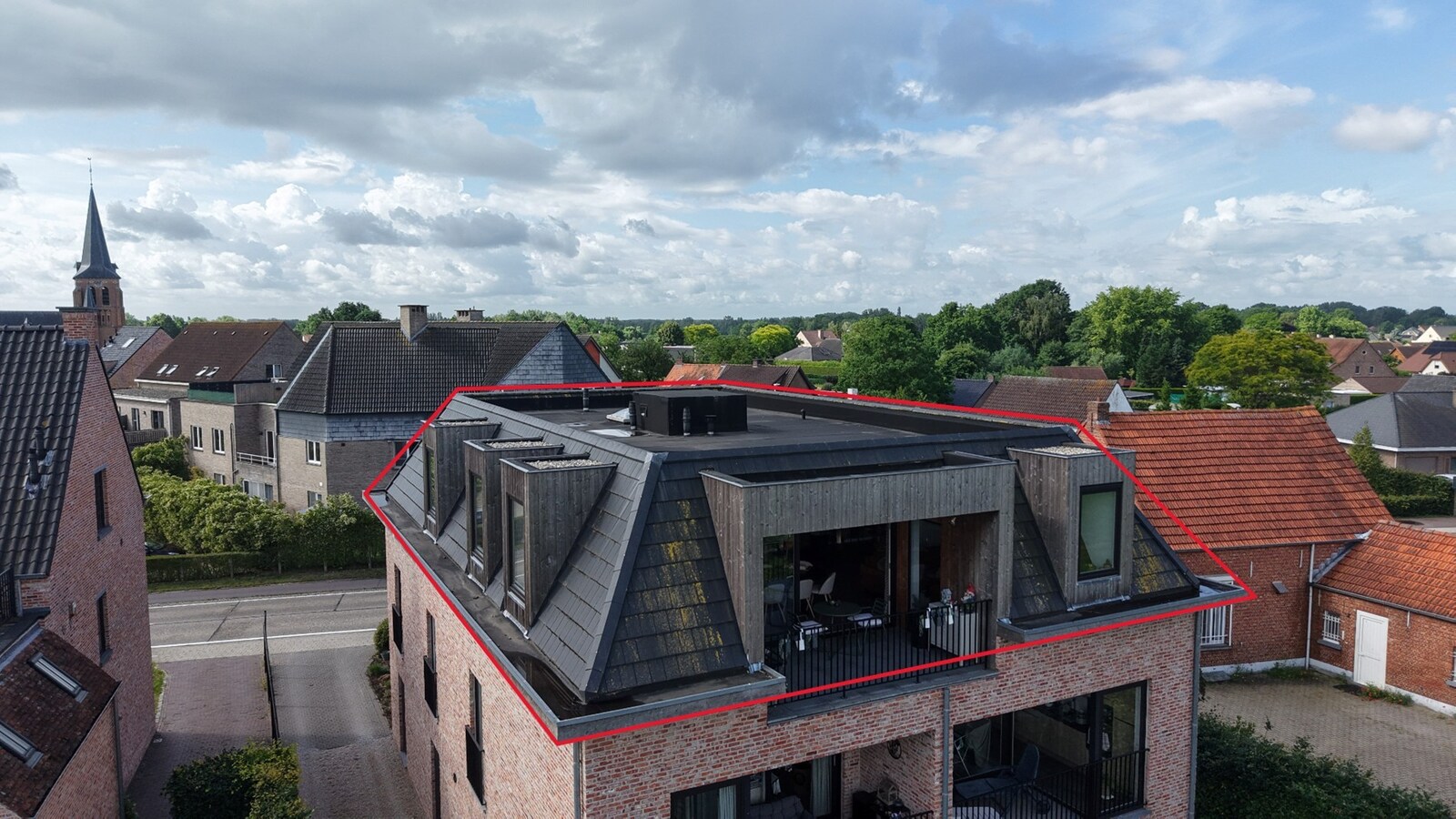 Prachtig, energiezuinig dak appartement met 3 slaapkamers, terras en carport 