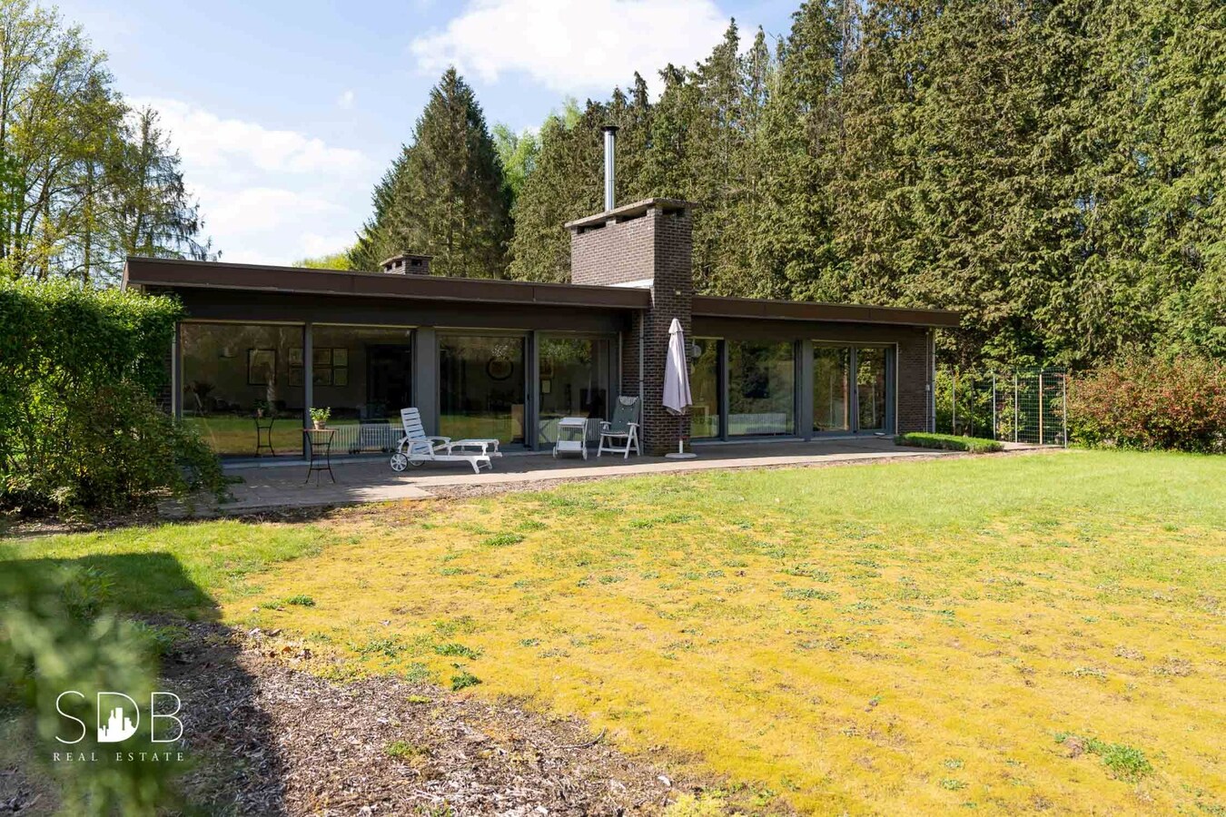 Vrijstaande gezinswoning in bungalowstijl met grasland op circa 1ha. 