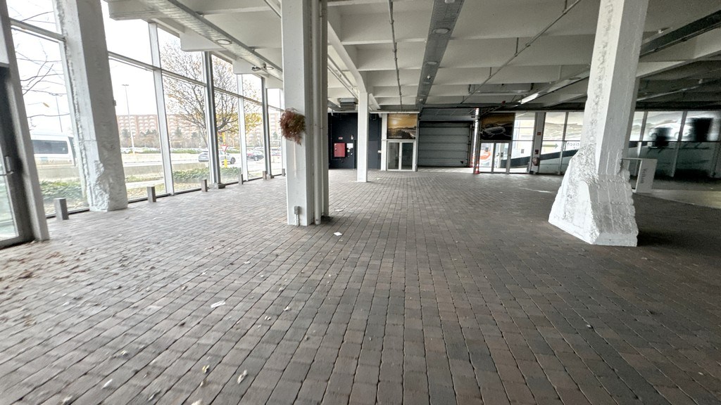 Magazijn met showroom te huur op commerciële site in haven Antwerpen