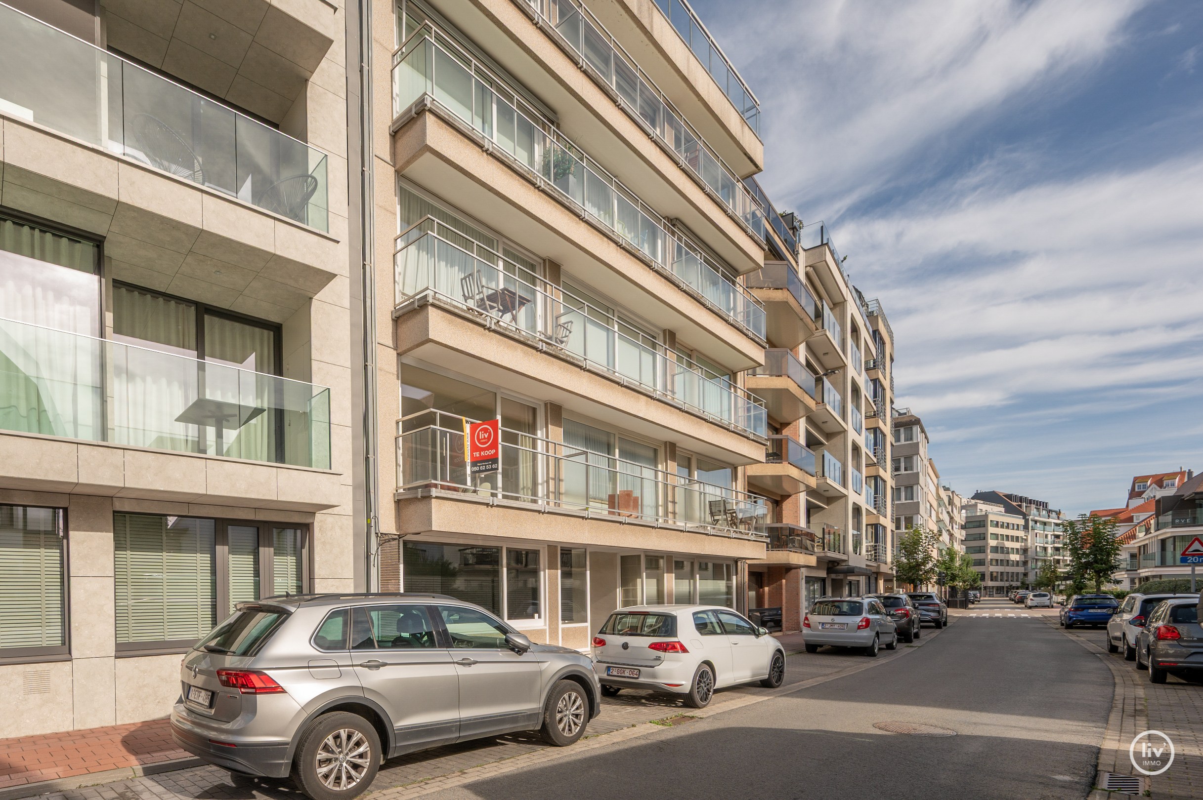 Prachtig gerenoveerd 3 slaapkamerappartement met open zichten gelegen op de Jozef Nellenslaan te Knokke. 