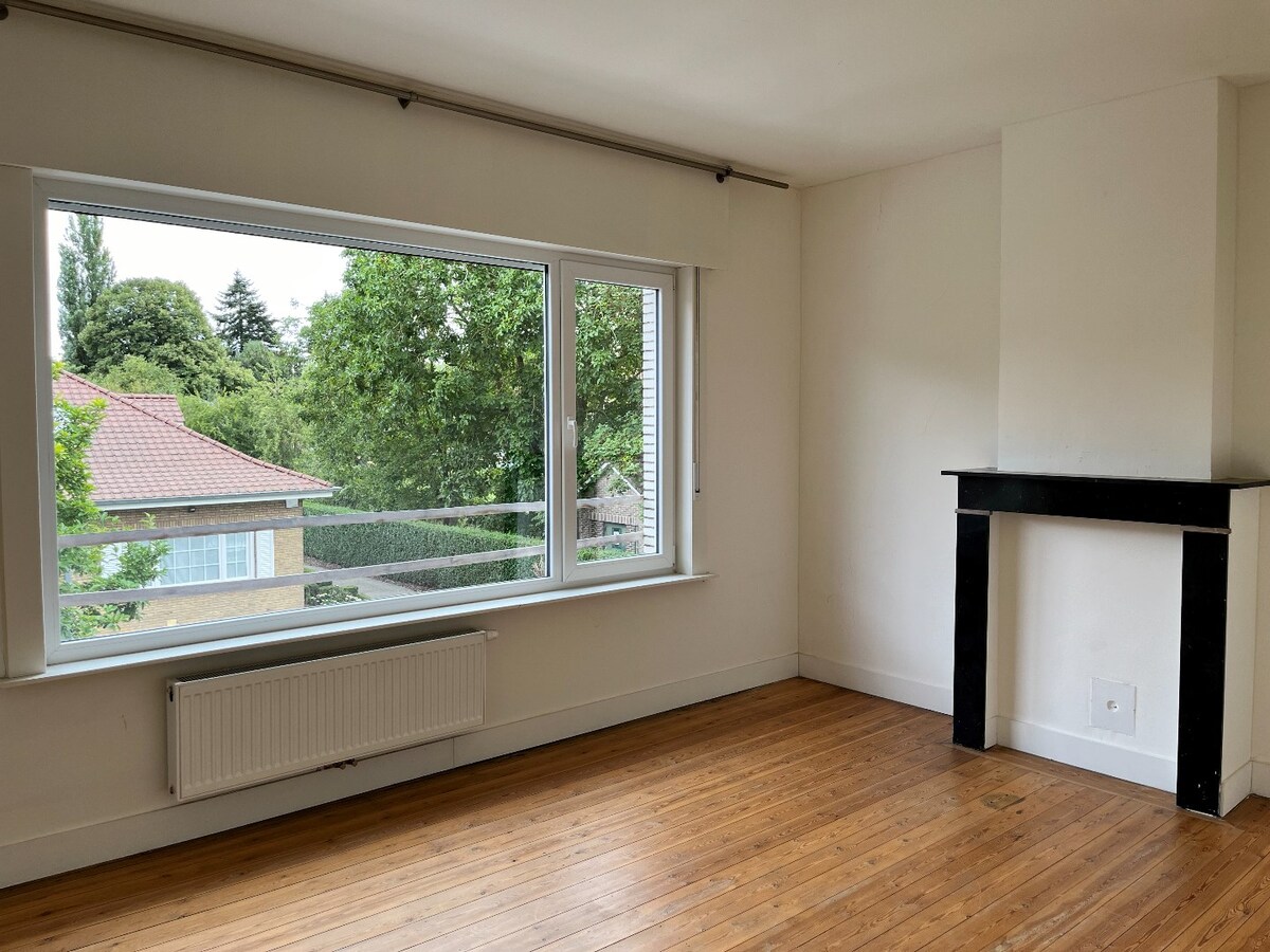 Lichtrijke woning met garage in het hartje van Ieper 