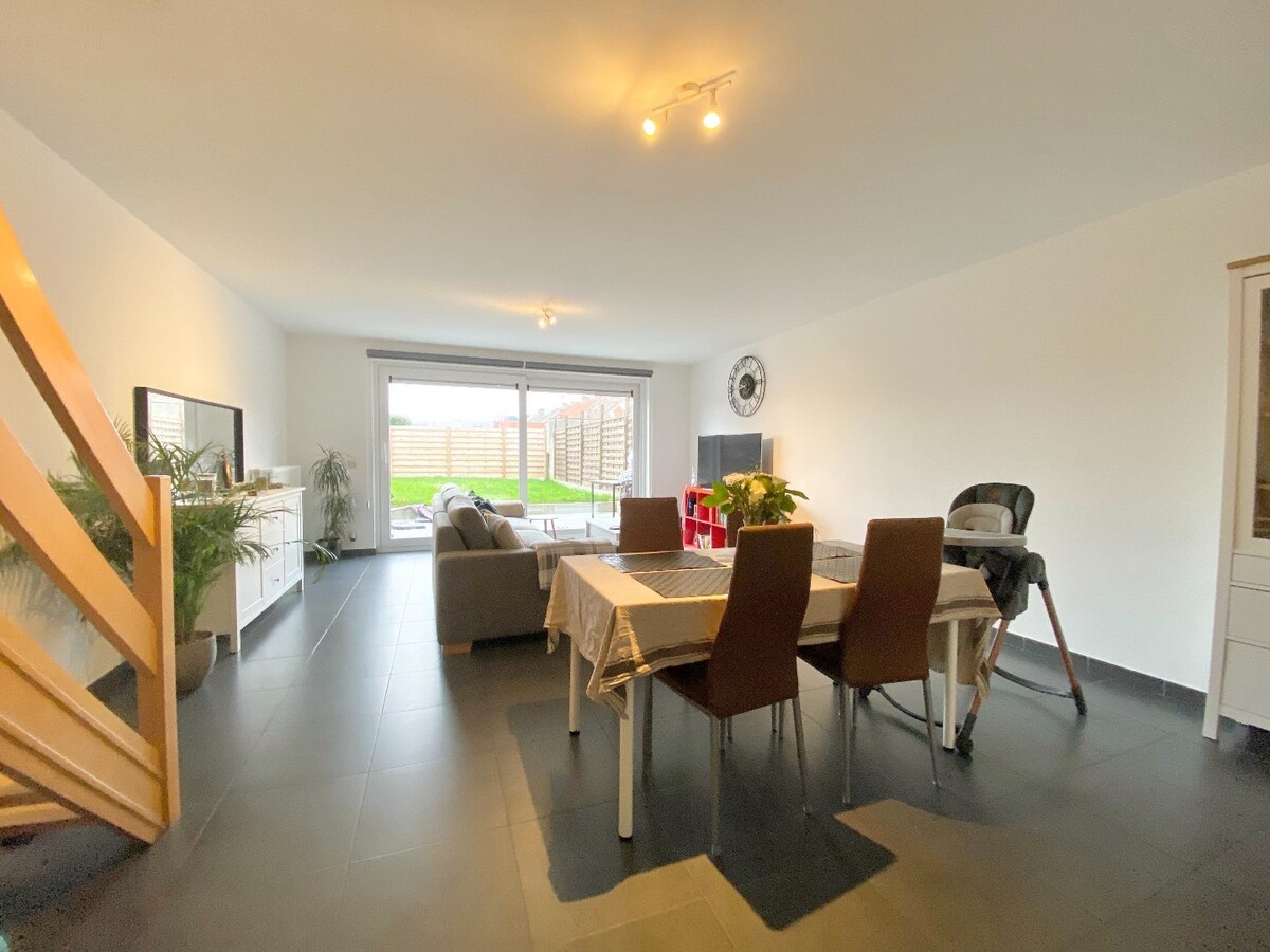 Maison 3 façades avec 3 chambres, jardin et garage à vendre. 