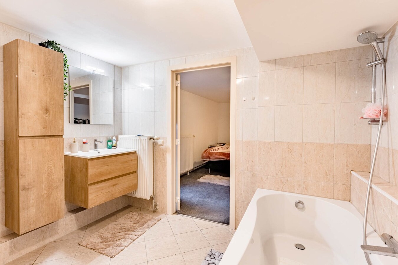 Comfortabel appartement op de 2de verdieping van een kleinschalige residentie op een steenworp van de historische markt! 