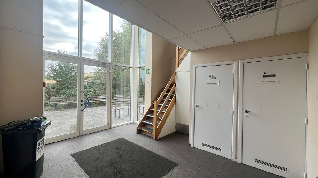 Magazijn met kantoren te huur in Industriepark Drongen