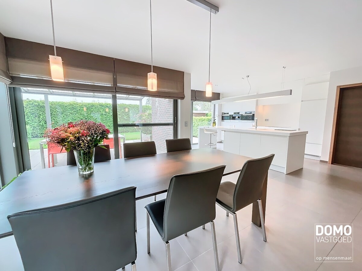 MODERNE OPEN BEBOUWING MET TUIN, INPANDIGE GARAGE EN 2 SLAAPKAMERS TE STOKROOIE 