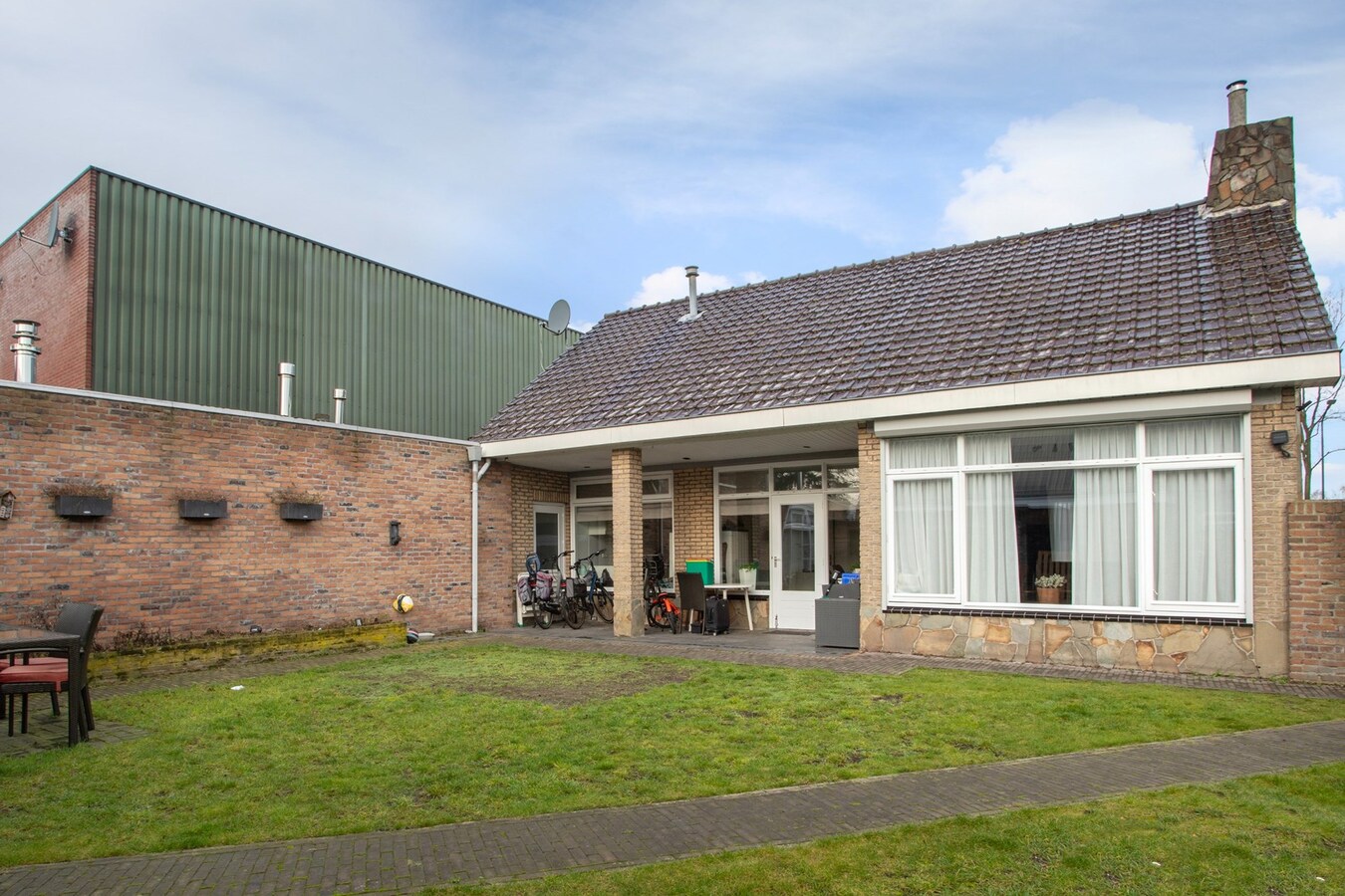 Uniek woon-winkelpand met bedrijfs-, en buitenruimte op toplocatie in Reusel. 