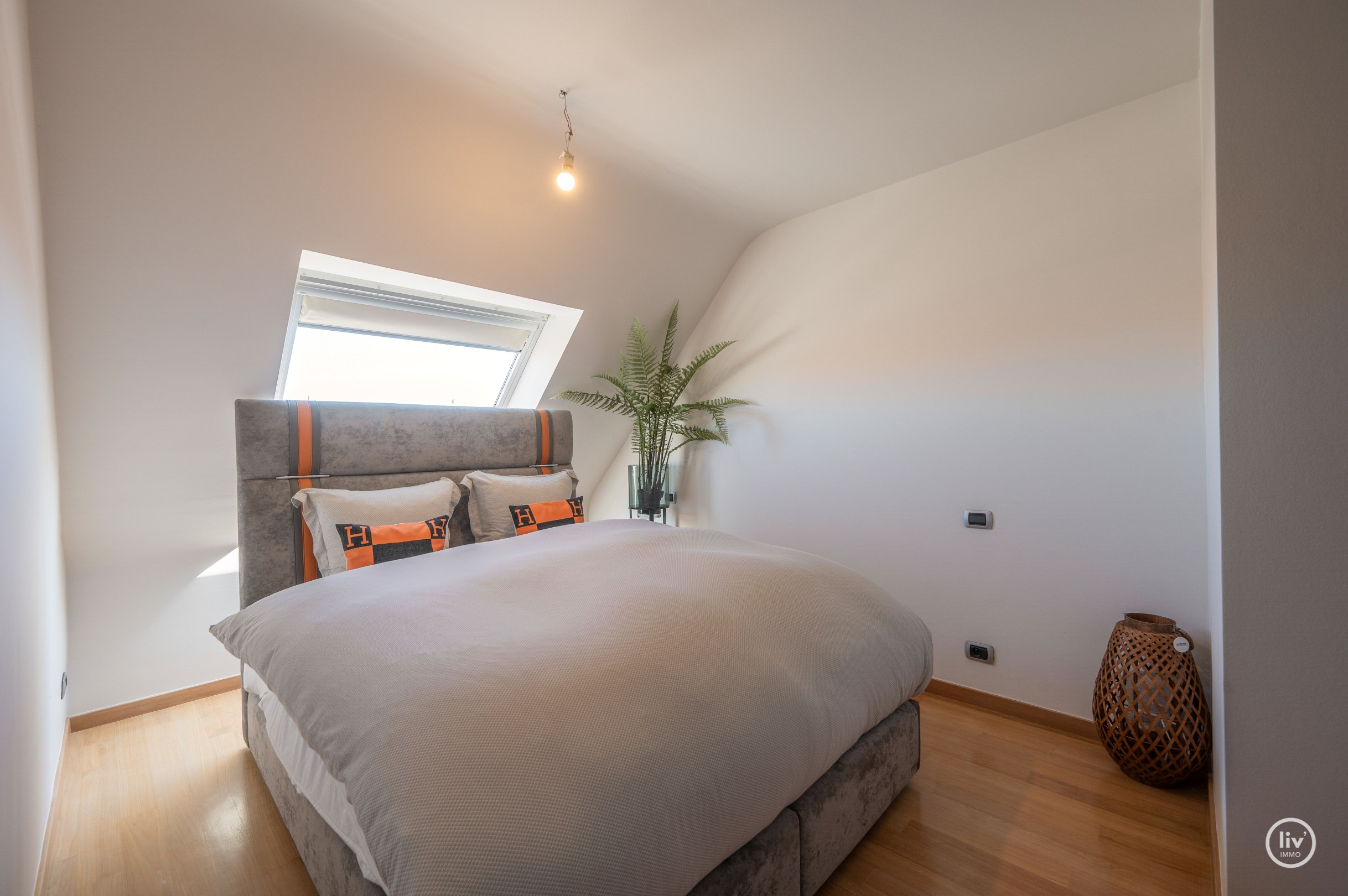 Prachtig en ruim 3-slaapkamerappartement met mooie terrassen en magnifiek open zicht alsook zeezicht.. 