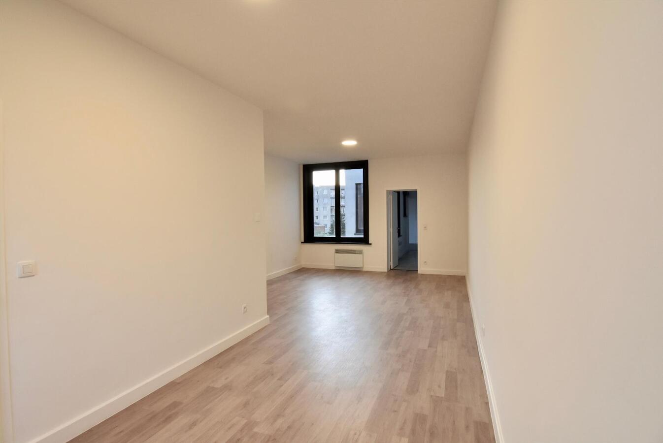 VOLLEDIG VERNIEUWD 1SLAAPKAMER DAKAPPARTEMENT OP BOOGSCHEUT CENTRUM OOSTENDE 