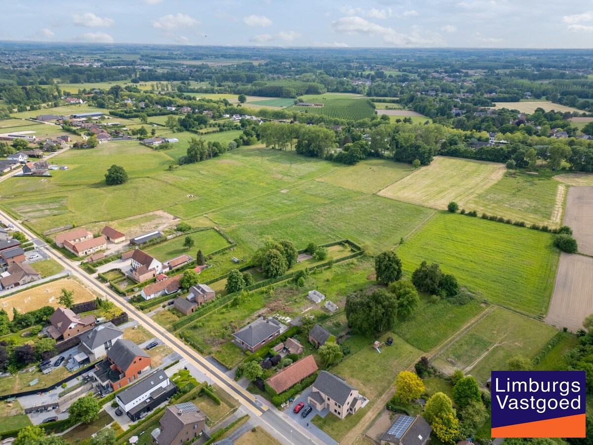 UNIEKE VIERKANTSHOEVE met paardenstallen op 7,34 hectare met vergunning voor zwembad en poolhouse 