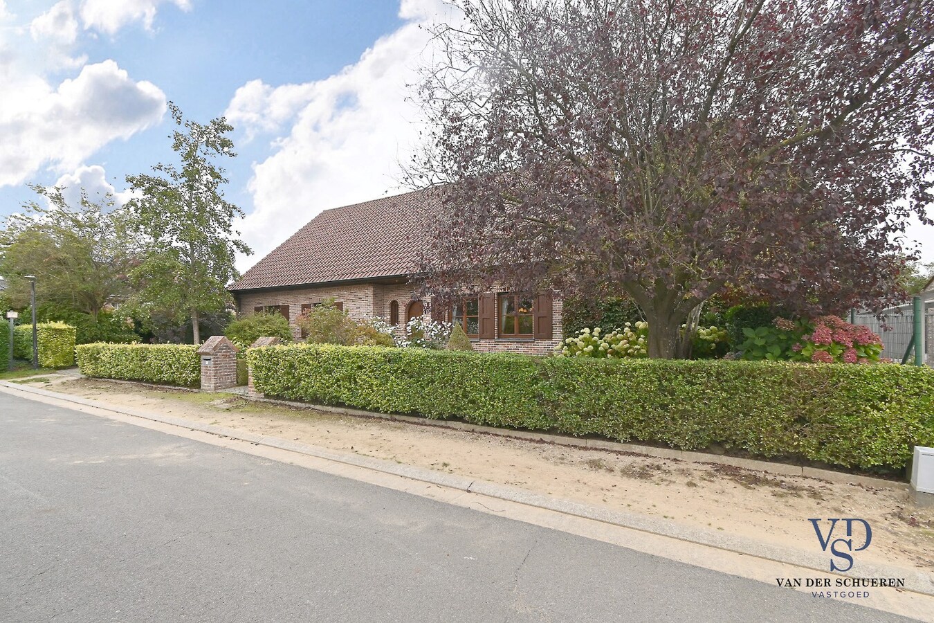 Bijzonder degelijke en ruime villa in doodlopende straat 